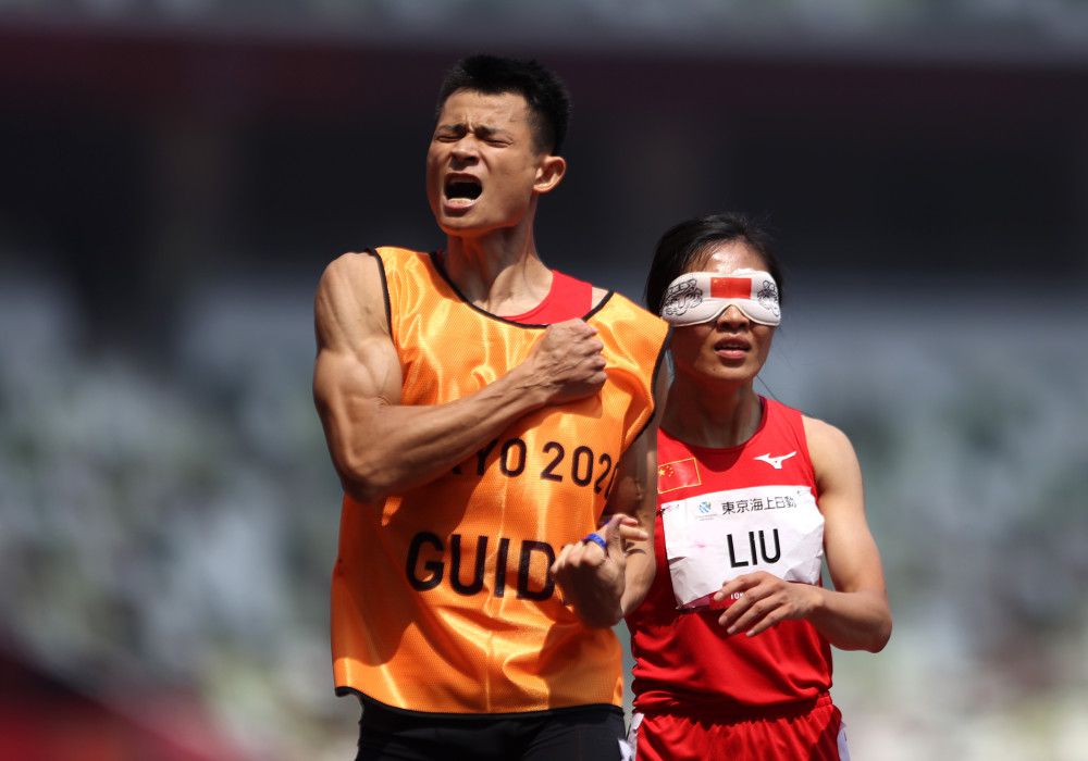 被疑有“暴力偏向”的差人吴英雄（赵又廷 饰），第一次办案就上演冒死飞车追逐年夜戏，撞毁了几条街道，被迫令遏制办案的他，仍在追踪一出古怪案件。而在海港城另外一头，自称“三联会三级干部”的黑道上班族徐达夫（黄渤 饰），为了女人调用帮派黑金私运钻石，买卖时突遭神秘步队乱枪扫射，混 乱当中来到现场的吴英雄，本觉得只是一场暗盘买卖，但在逮住徐达夫以后，一场年夜灾害起头了……                                  　　在特警军队+外国杀手+神秘美男（杨颖 饰）的连环夺命，直升机+重机枪+火箭弹的全城追杀下，一个公理感过甚的差人，和一个喜感实足的黑帮，不能不构成另类“双雄”，除流亡，他们还得面临一场大难，由于那口装着钻石的箱子没那末简单，36个小时后，海港城就将扑灭，而真实的仇敌，仿佛永久都比他们快一步……